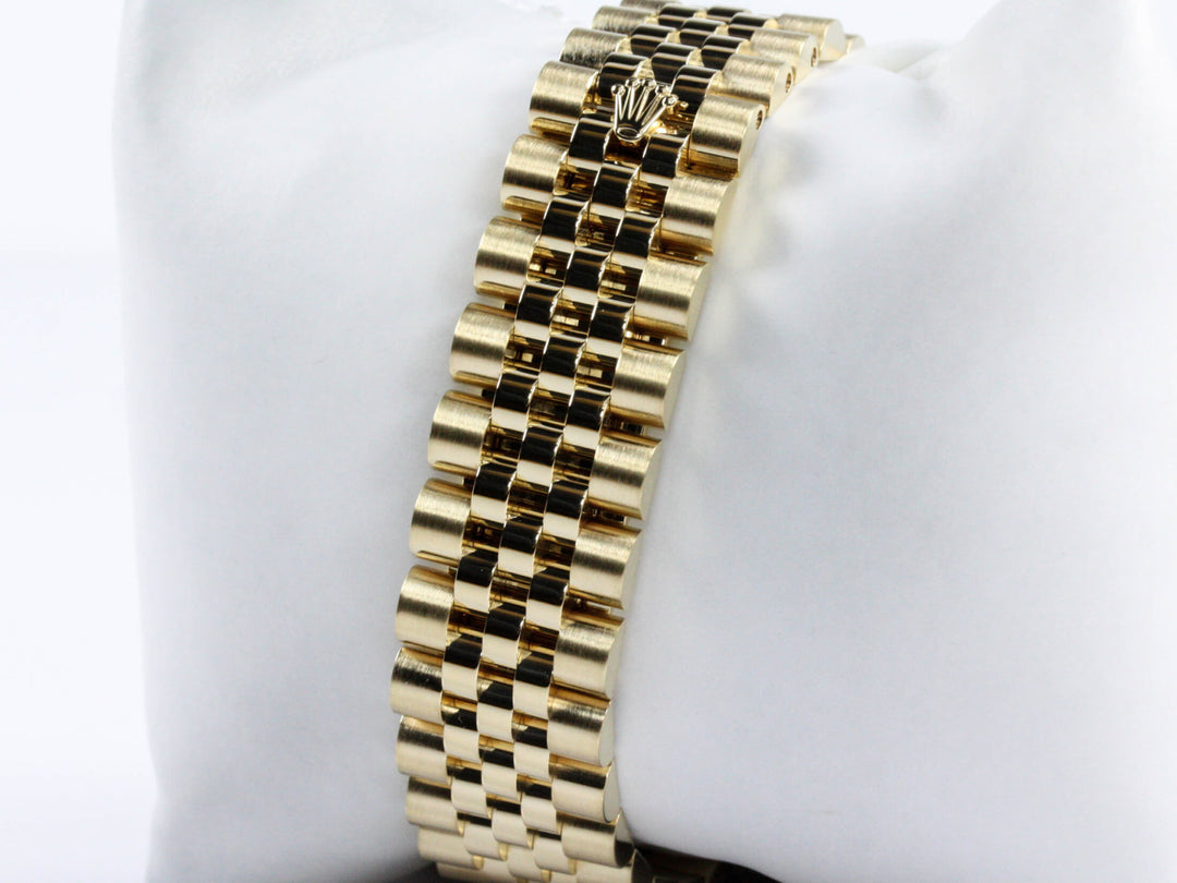 116238_RLX_Datejust_18k_Gold_Jubileeband_F-Serie_Black_Dial_7-2-scaled-1.jpg
