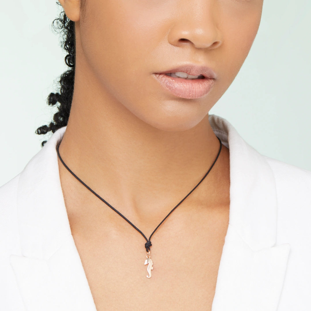 DMB4007_SEAHS_0009R_100_Dodo_seahorse-charm-9k-rose-gold