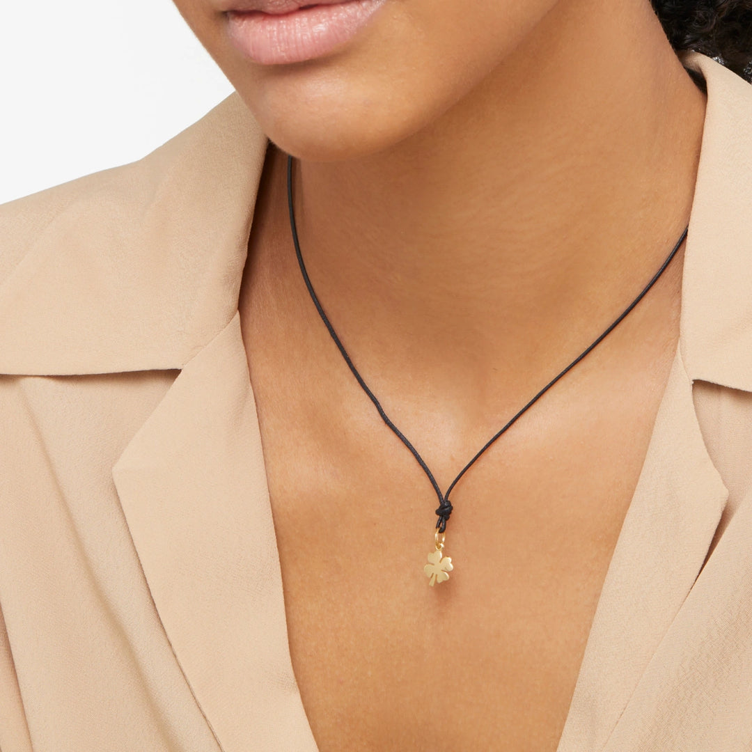 DMB9037_FOURS_000OG_100_Dodo_four-leaf-clover-charm-18k-yellow-gold
