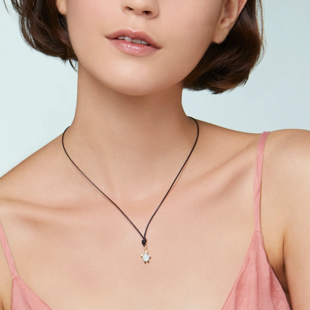 DMC0027_TURTL_EPAOG_100_Dodo_turtle-charm-pearly-enamel-18k-yellow-gold