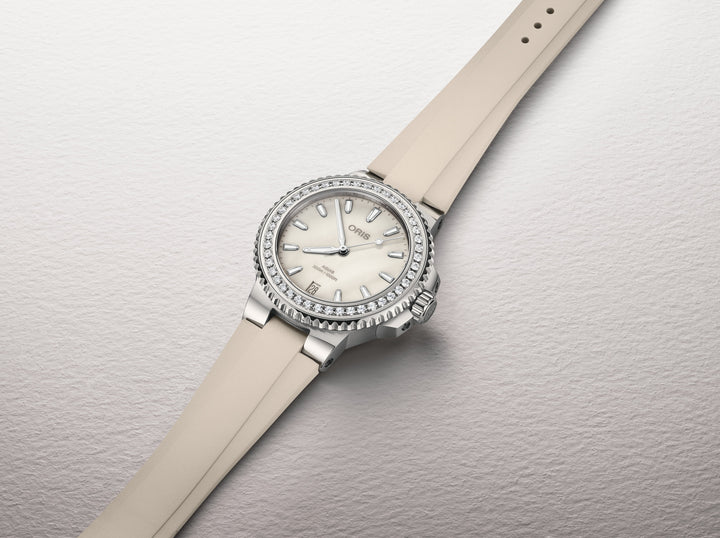 Oris Aquis Date Diamonds 36,5mm 01 733 7792 4956 – Detailansicht