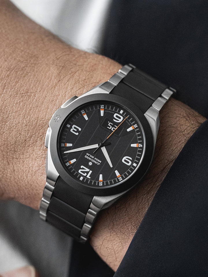 Junghans Spektrum Mega Solar 41,6mm 18/1425.44 am Handgelenk getragen