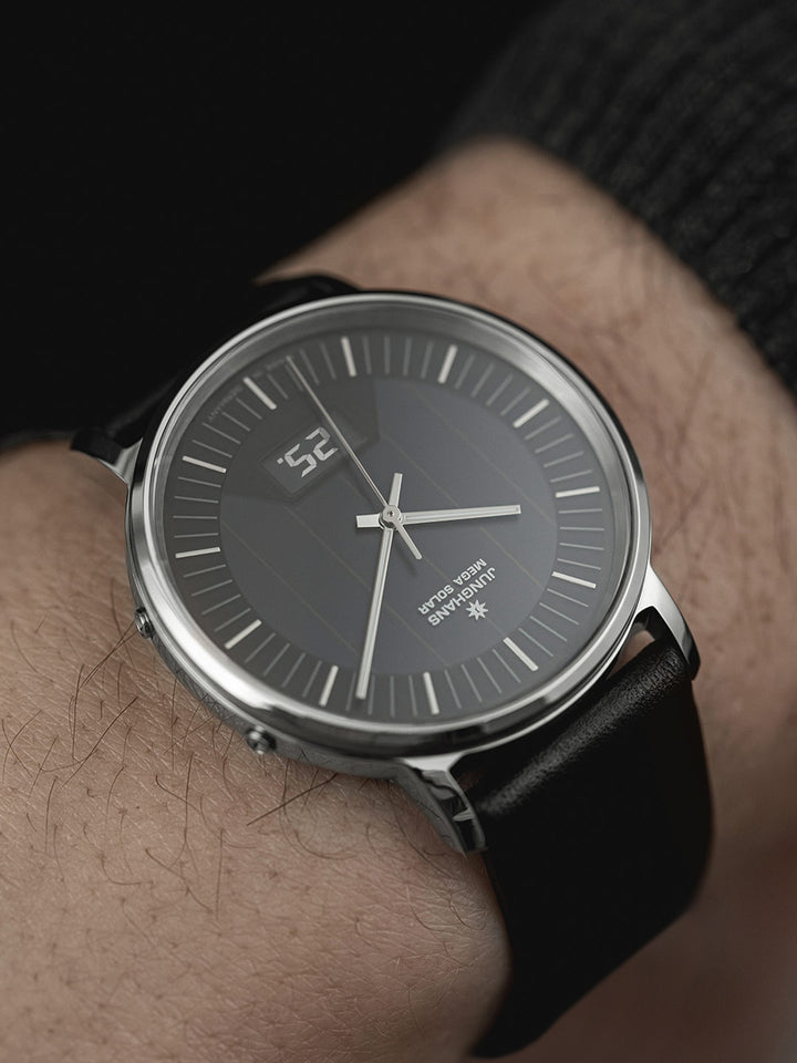 Junghans Milano Mega Solar 39,2mm 56/4220.00 am Handgelenk