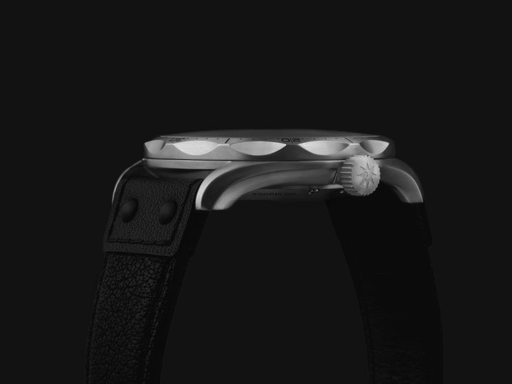 Junghans Pilot Automatic 43,3mm 27/4490.00 - Gehäuse im Profil