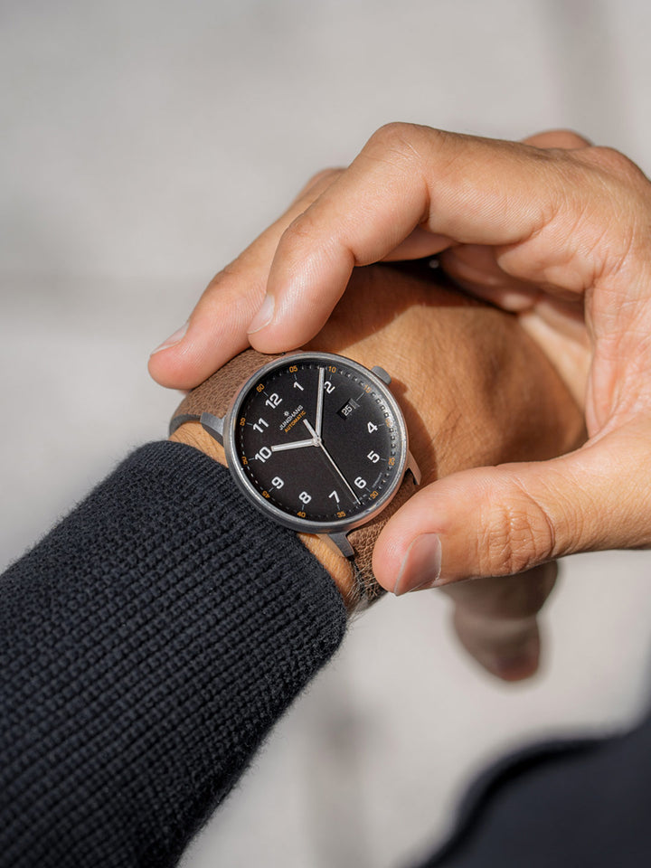 Junghans FORM A Titan 40mm 27/2002.00 am Handgelenk