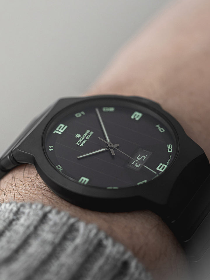 Junghans Force Mega Solar 40,4mm 18/1436.44 am Handgelenk