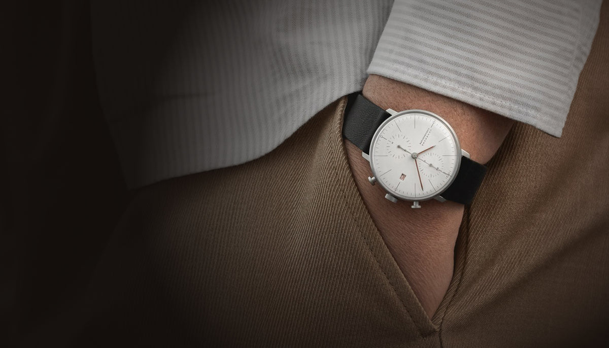 Junghans max bill Armbanduhr im Bauhaus-Design am Handgelenk