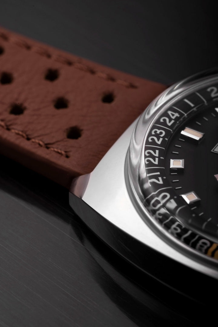 Nivada Grenchen Antarctic GMT Black 36mm Racing-Armband Braun 32043A23 - Armband im Detail