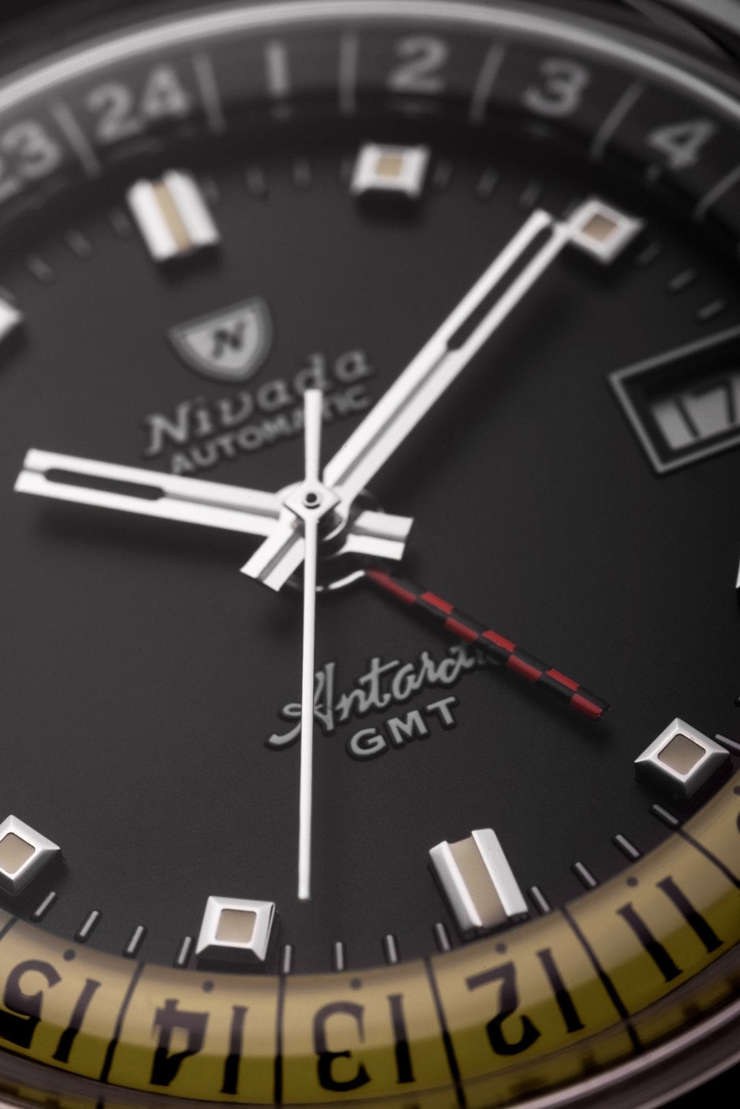 Nivada Grenchen Antarctic GMT Black 36mm Racing-Armband Braun 32043A23 - Zifferblatt im Detail