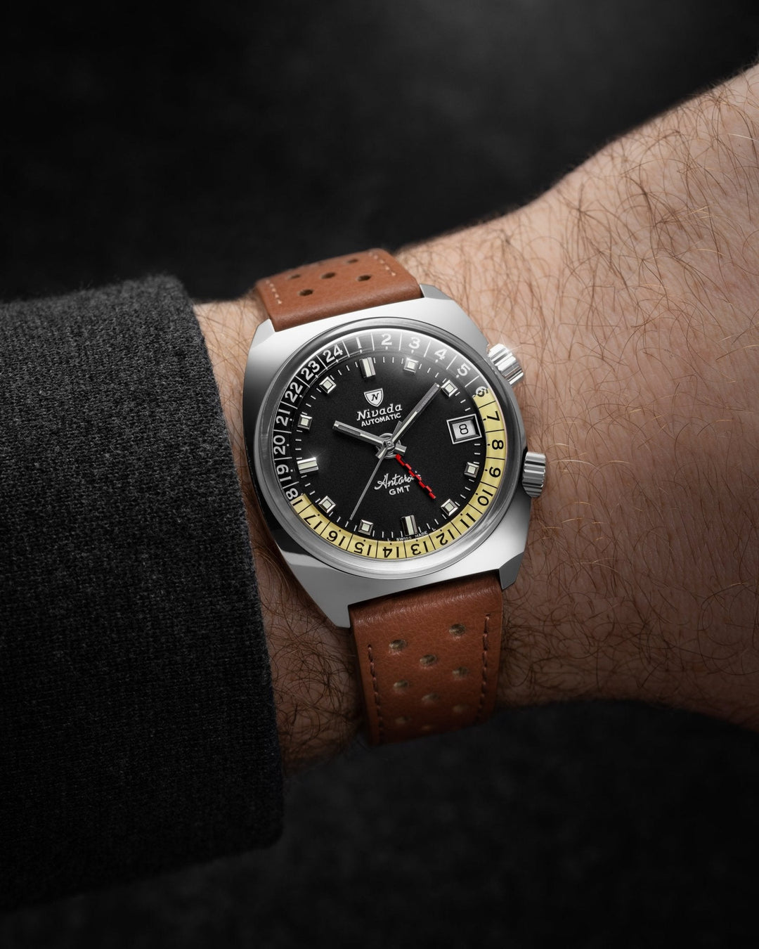 Nivada Grenchen Antarctic GMT Black 36mm Racing-Armband Braun 32043A23 am Handgelenk