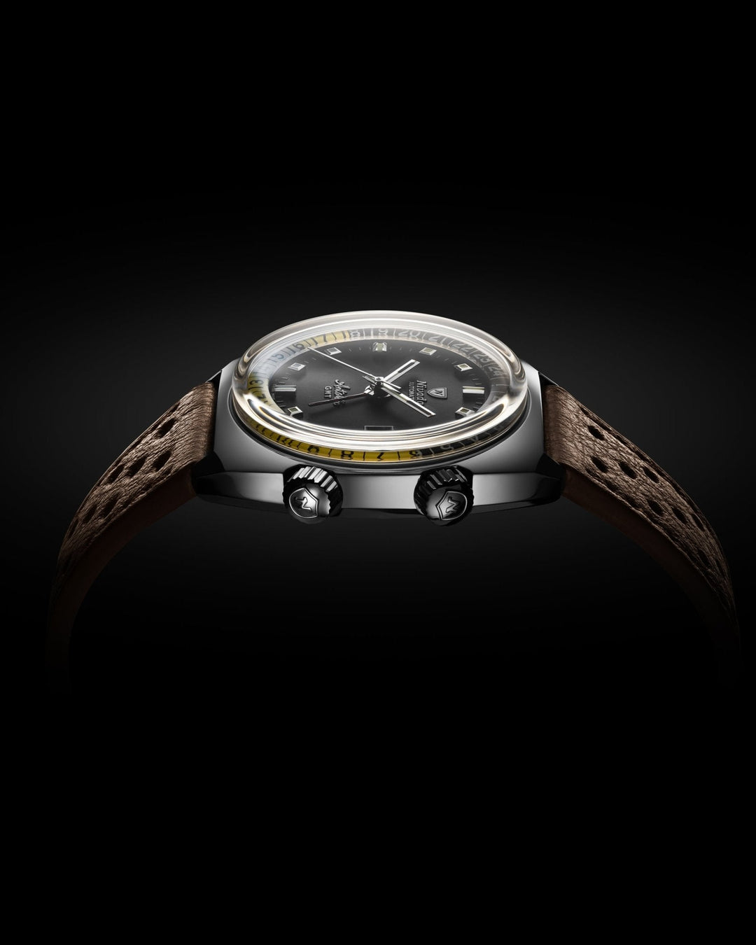 Nivada Grenchen Antarctic GMT Black 36mm Racing-Armband Braun 32043A23 - Gehäuse im Profil