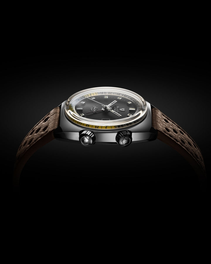 Nivada Grenchen Antarctic GMT Black 36mm Racing-Armband Braun 32043A23 - Gehäuse im Profil