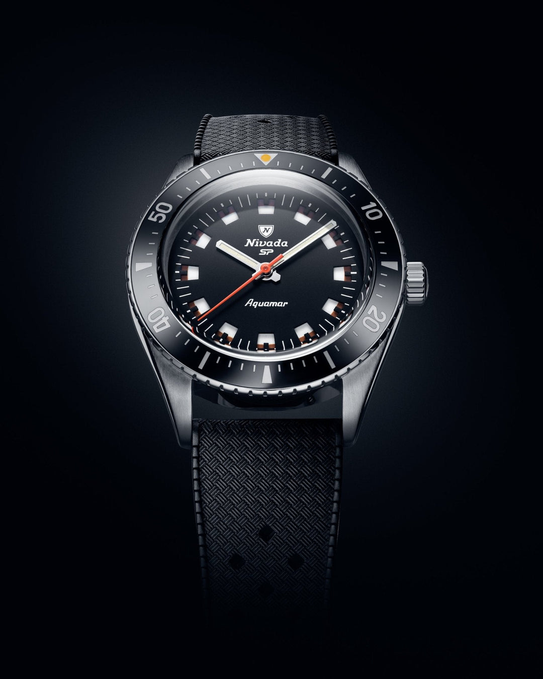 Nivada Grenchen Antarctic Diver Aquamar Black 38mm Kautschukarmband Tropic 32068A01 - Zifferblatt im Detail