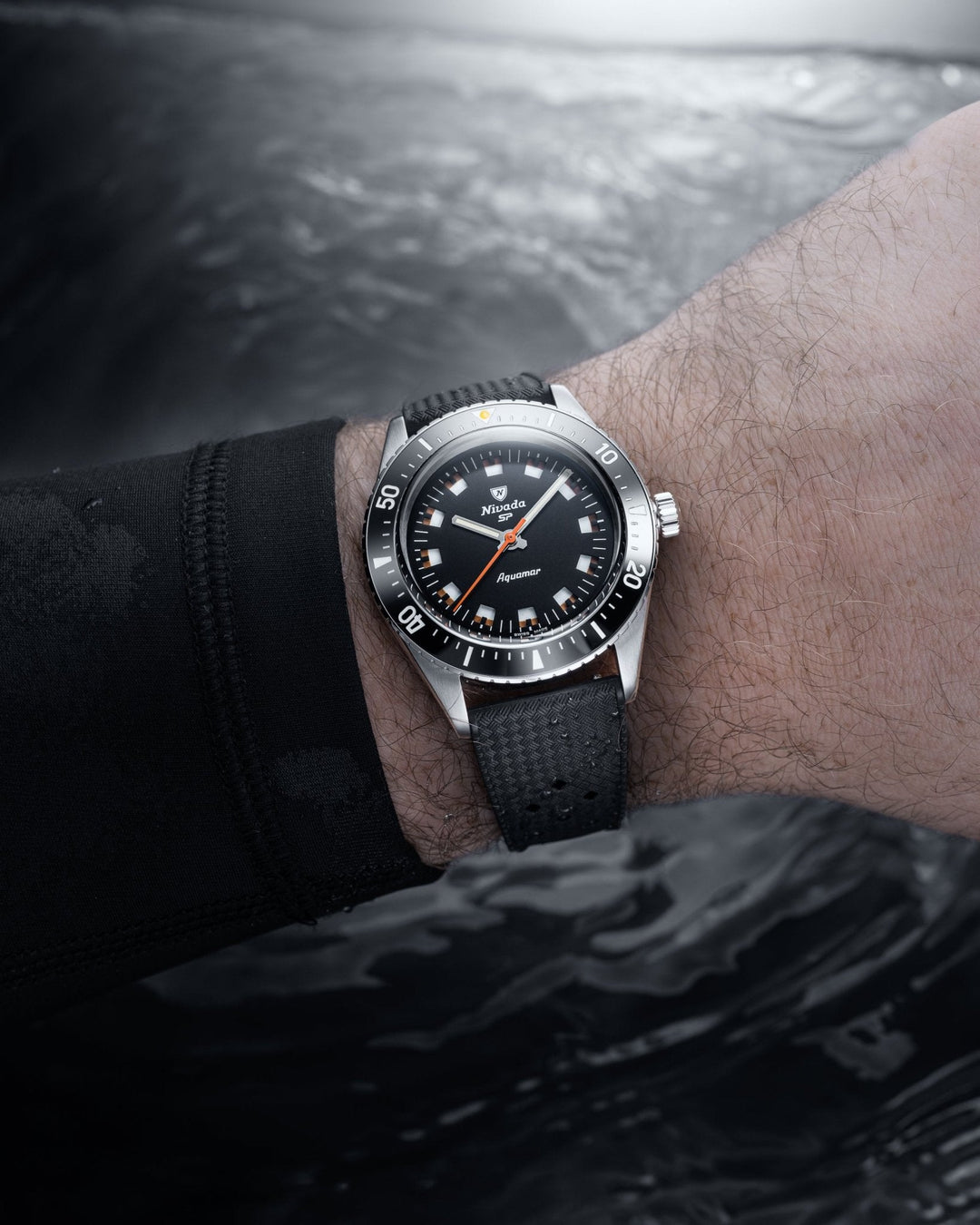 Nivada Grenchen Antarctic Diver Aquamar Black 38mm Kautschukarmband Tropic 32068A01 am Handgelenk