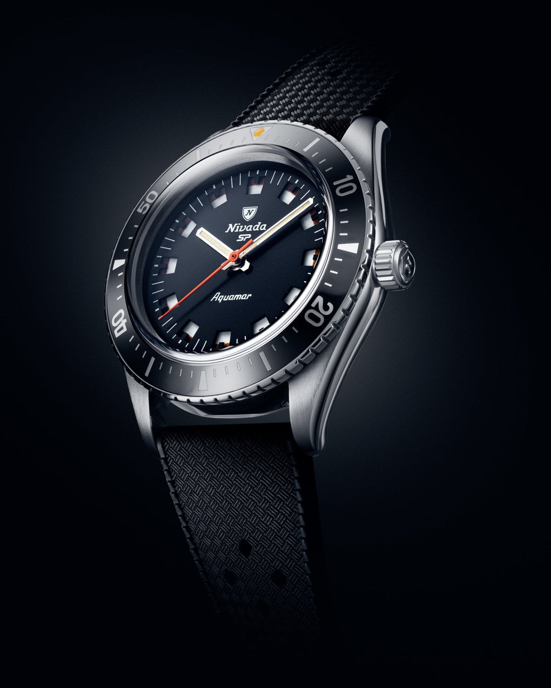 Nivada Grenchen Antarctic Diver Aquamar Black 38mm Kautschukarmband Tropic 32068A01 - Gehäuse im Profil