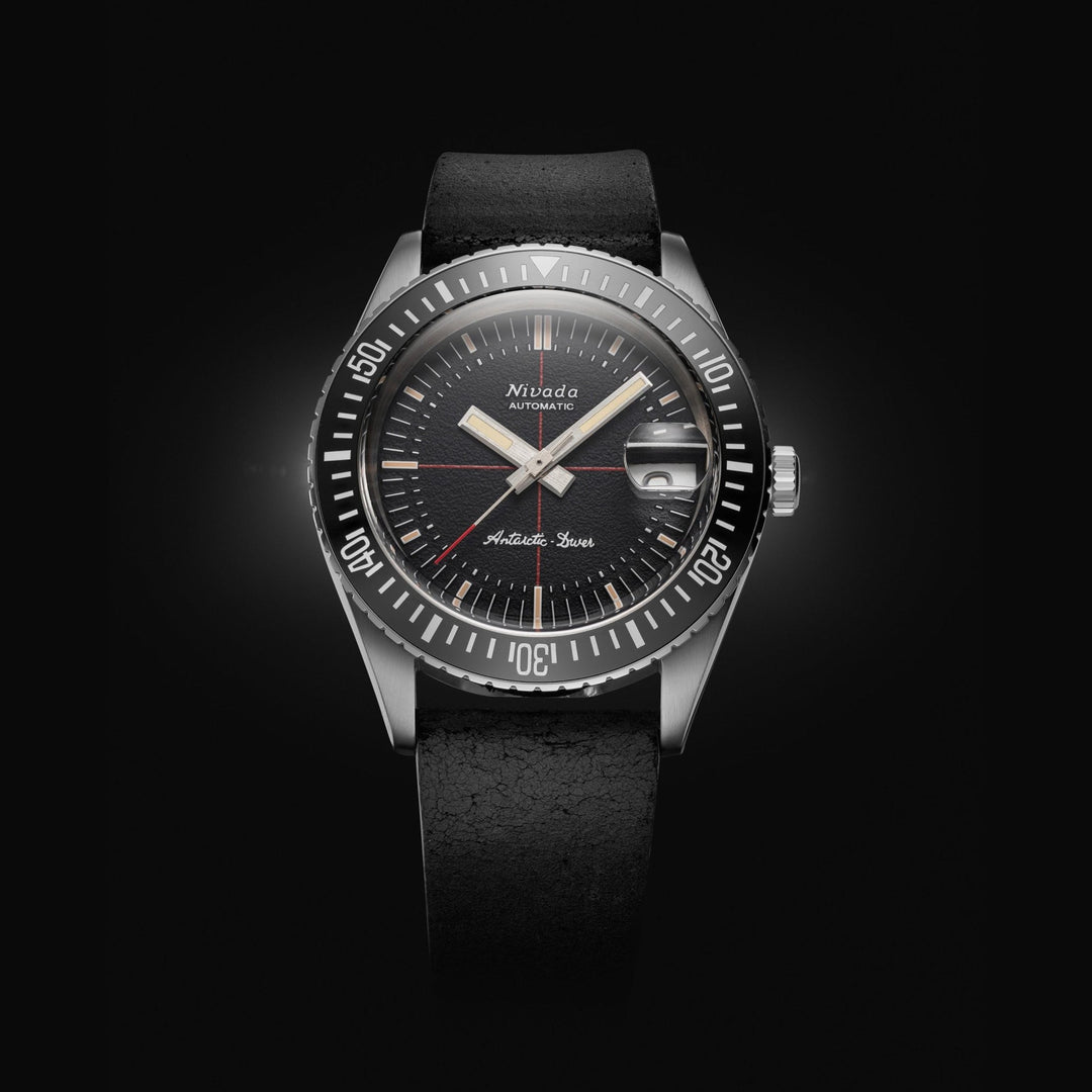Nivada Grenchen Antarctic Diver Black 38mm 32038A - Zifferblatt im Detail