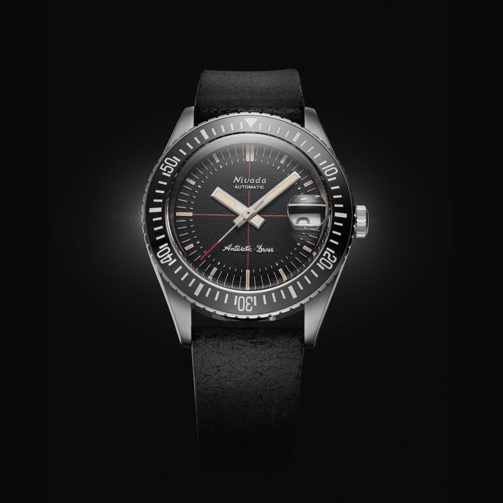 Nivada Grenchen Antarctic Diver Black 38mm 32038A - Zifferblatt im Detail