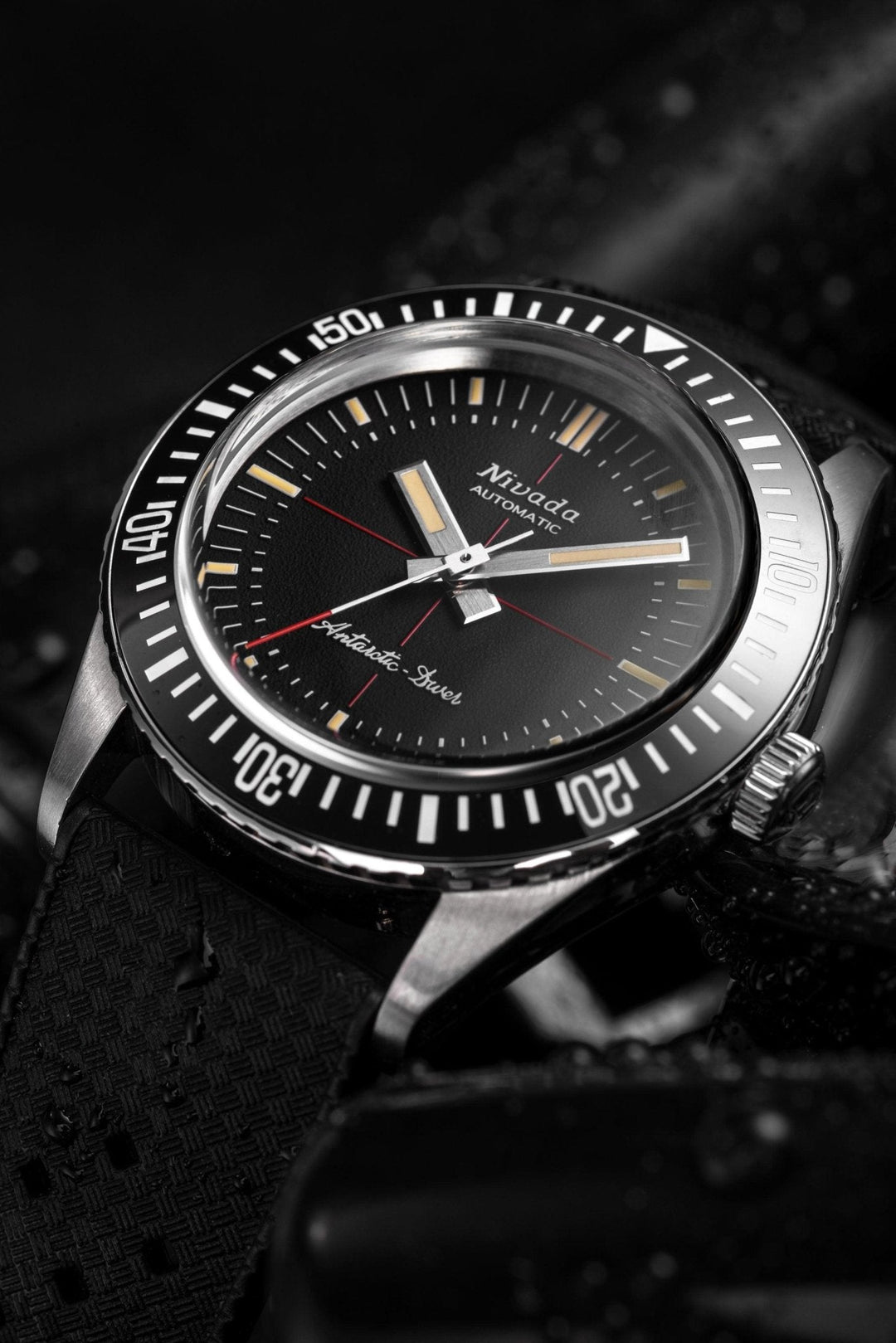 Nivada Grenchen Antarctic Diver Black No Date 38mm 32044A - Zifferblatt im Detail