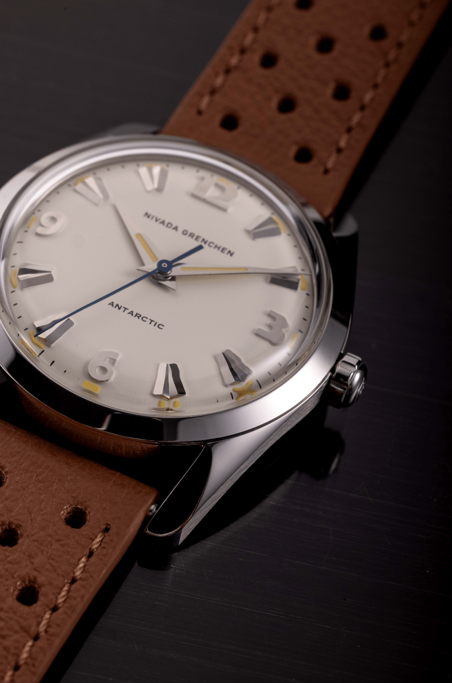 Nivada Grenchen Antarctic Eggshell Beige 35mm 35001M - Zifferblatt im Detail