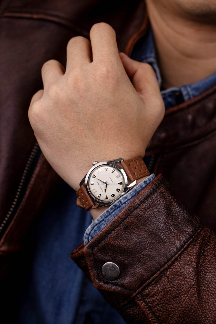 Nivada Grenchen Antarctic Eggshell Beige 38mm 32080A am Handgelenk