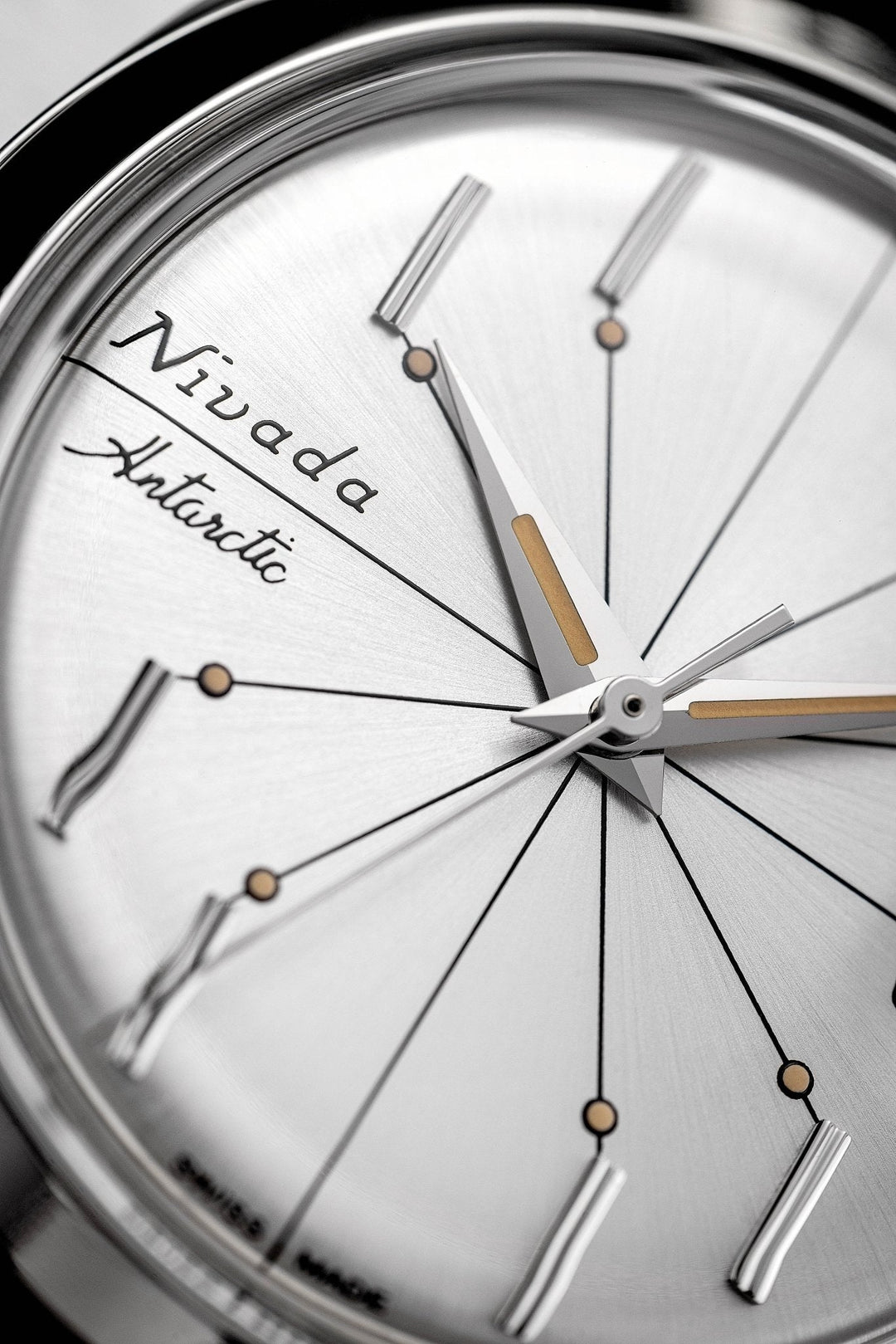 Nivada Grenchen Antarctic Spider Silver 35mm 35012M - Zifferblatt im Detail