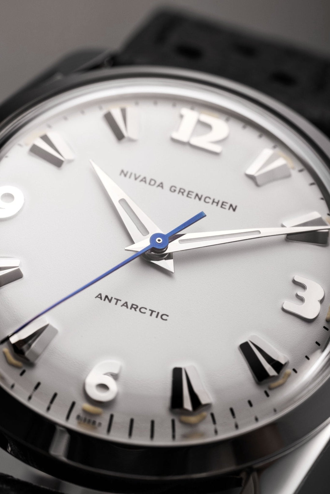 Nivada Grenchen Antarctic White 35mm 35005M - Zifferblatt im Detail