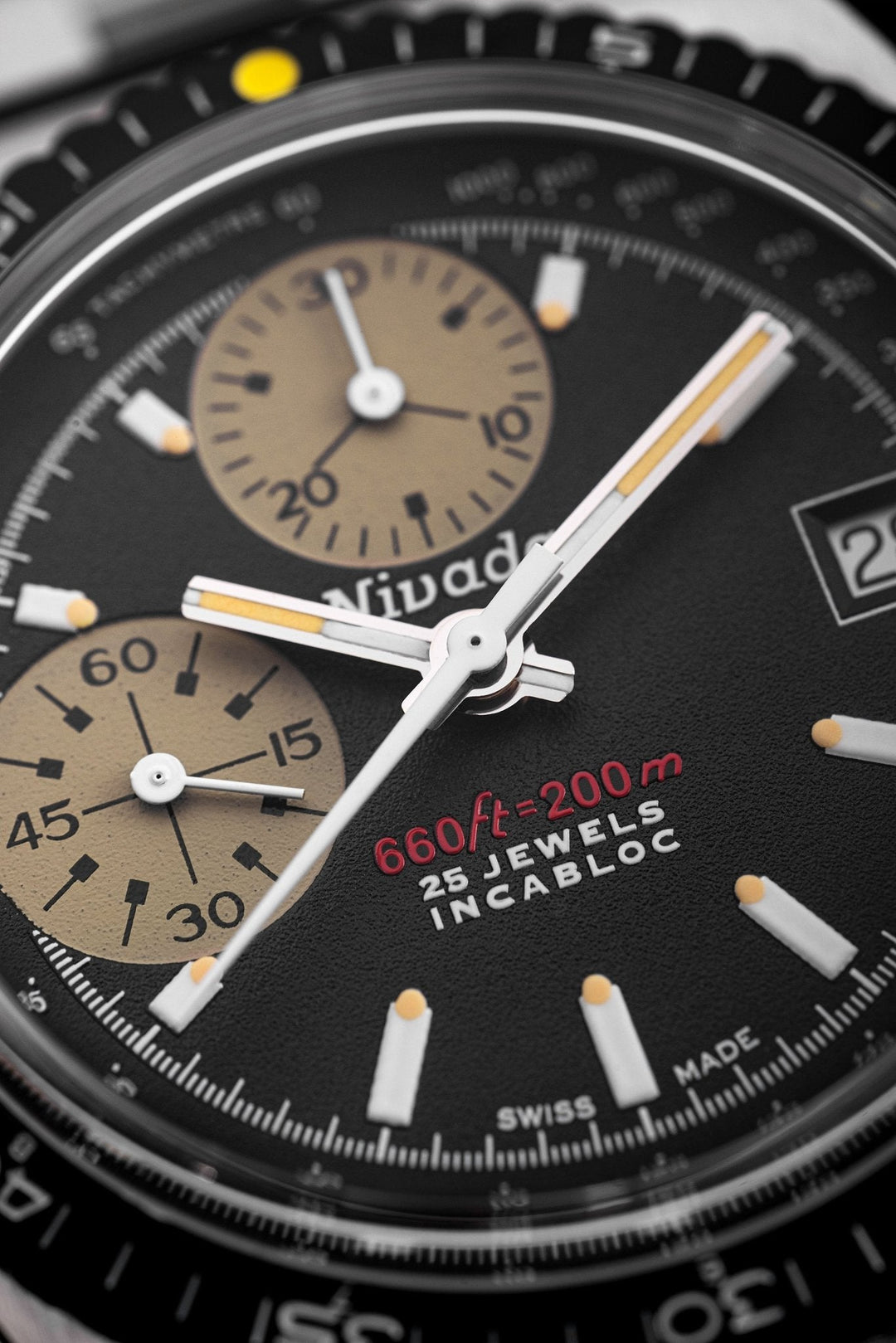 Nivada Grenchen Autochron Yellow 38mm 77001A - Zifferblatt im Detail