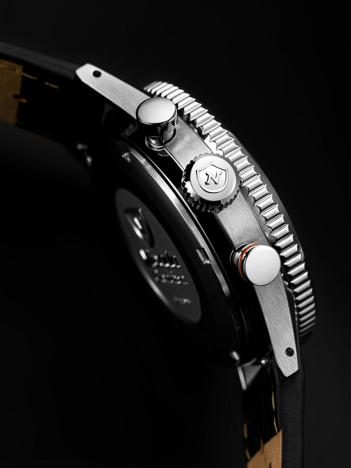 Nivada Grenchen Chronoking Mecaquartz Racing Black 38mm 87048Q - Gehäuse im Profil