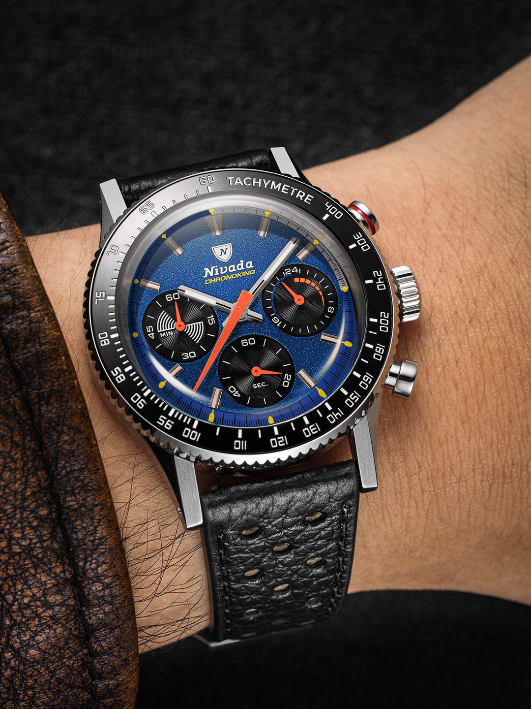Nivada Grenchen Chronoking Mecaquartz Racing Blue 38mm 87050Q am Handgelenk