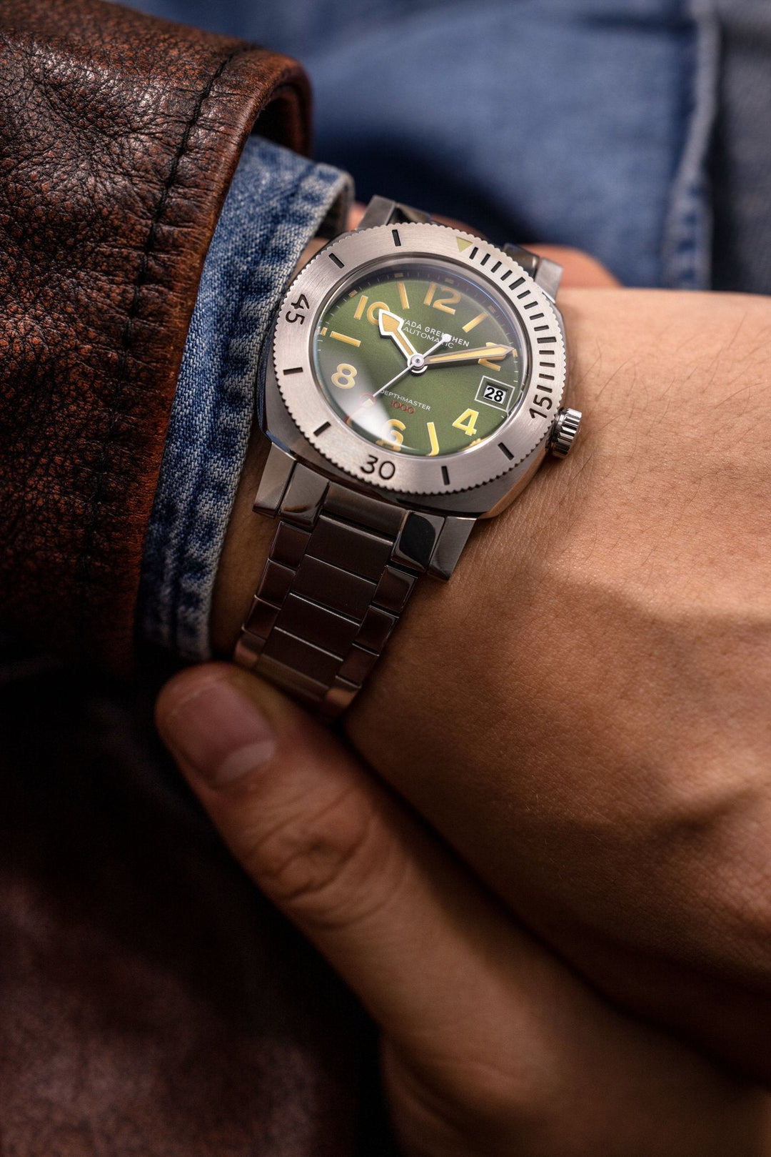 Nivada Grenchen Depthmaster Numerals Green 39mm 14103A am Handgelenk