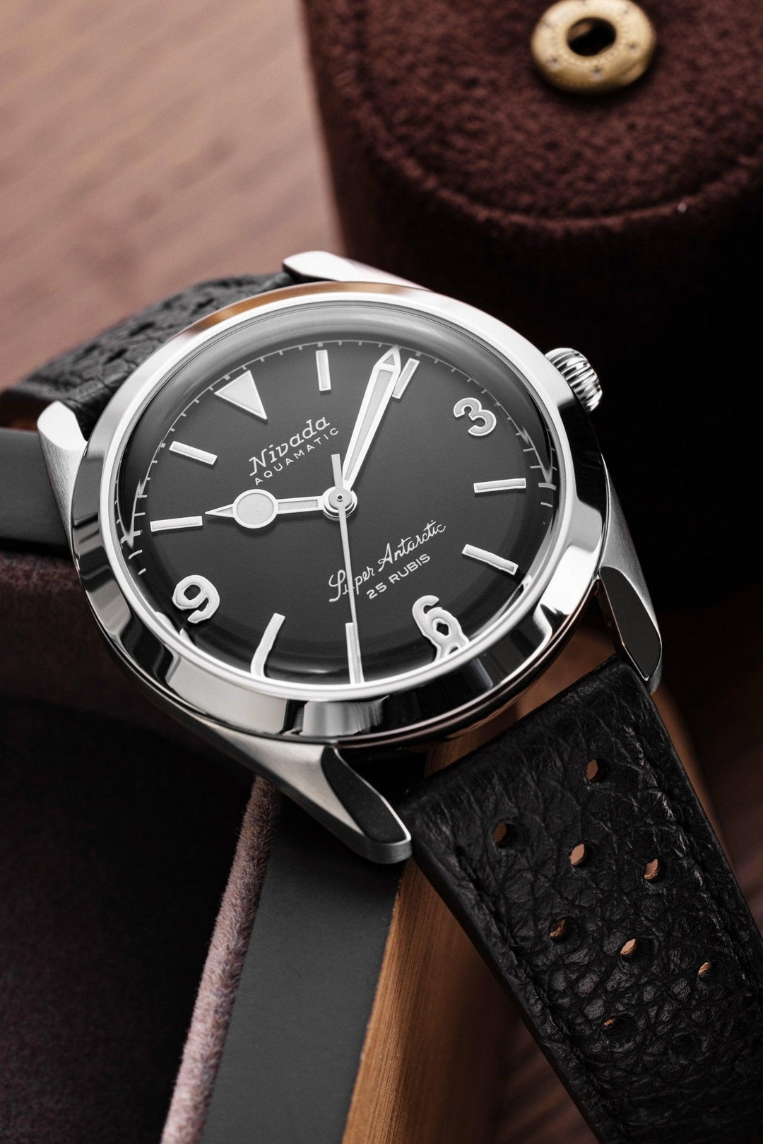Nivada Grenchen Super Antarctic 3.6.9 Black 38mm 32039A - Zifferblatt im Detail