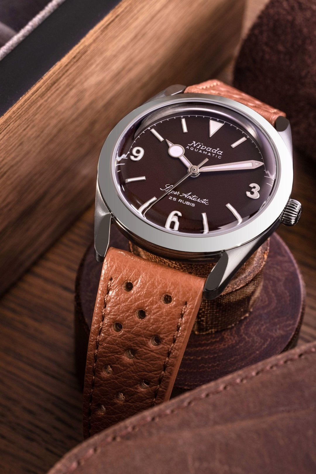 Nivada Grenchen Super Antarctic 3.6.9 Brown 38mm 32040A - Zifferblatt im Detail
