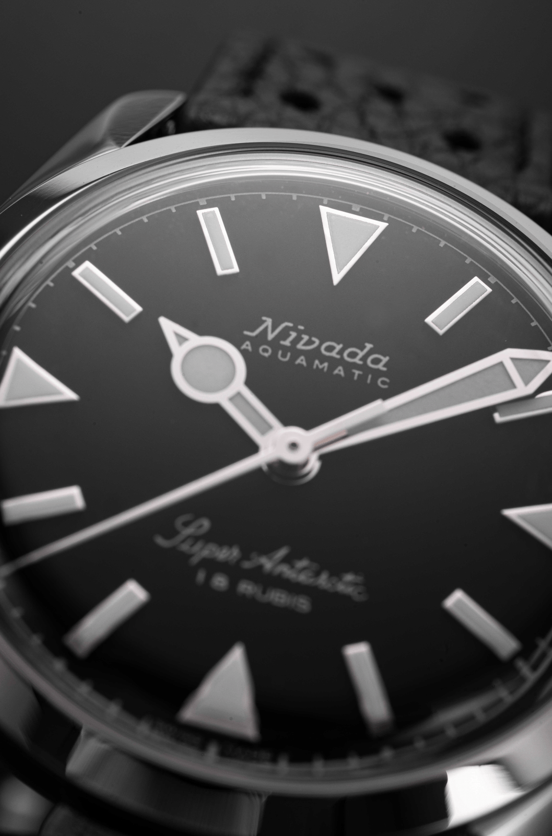 Nivada Grenchen Super Antarctic Black White Luminova 35mm 35014M - Zifferblatt im Detail