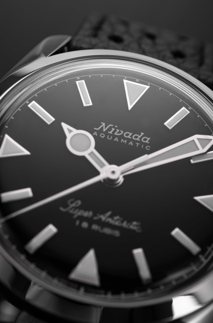 Nivada Grenchen Super Antarctic Black White Luminova 35mm 35014M - Zifferblatt im Detail