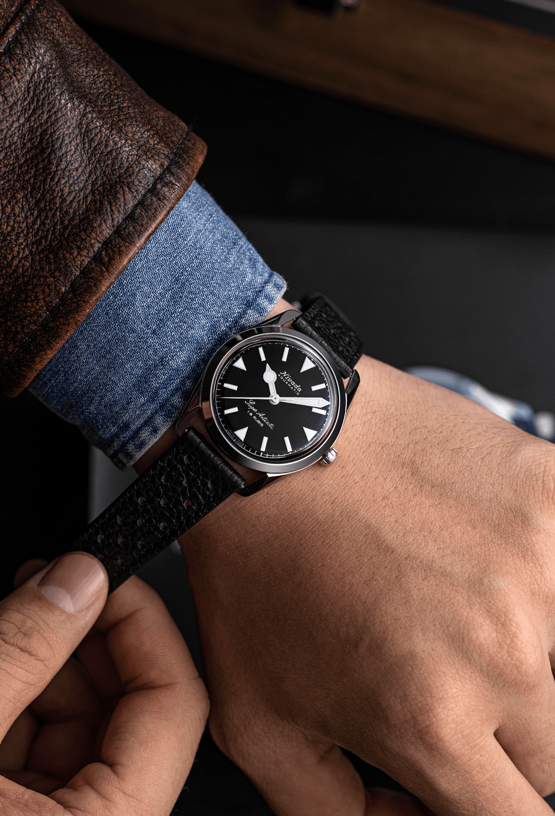 Nivada Grenchen Super Antarctic Black White Luminova 35mm 35014M am Handgelenk