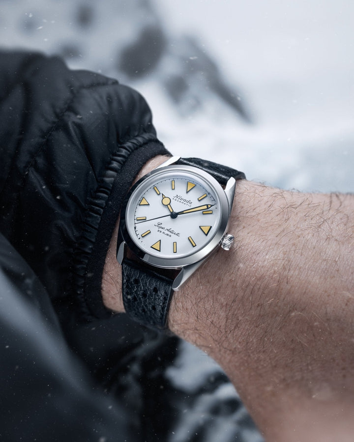 Nivada Grenchen Super Antarctic White Beige Luminova 38mm 32064A am Handgelenk