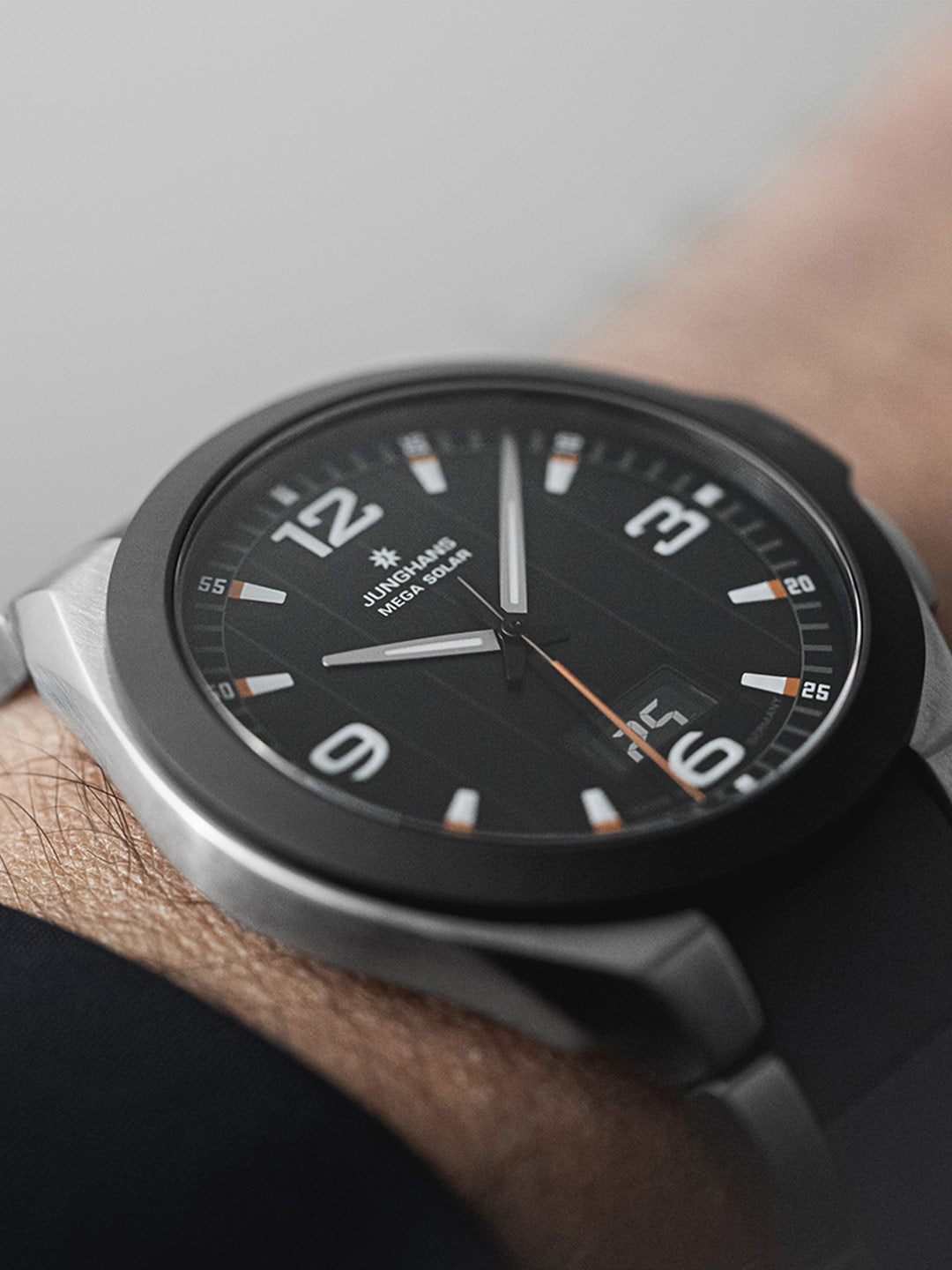 Junghans Spektrum Mega Solar 41,6mm 18/1425.44 am Handgelenk