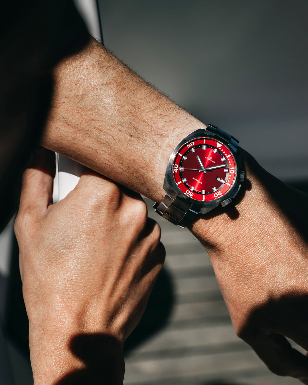 Junghans Aquaris Red 46,9mm 27/4661.44 am Handgelenk