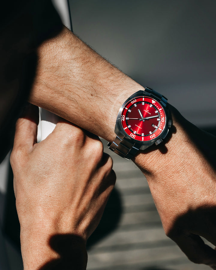 Junghans Aquaris Red 46,9mm 27/4661.44 am Handgelenk