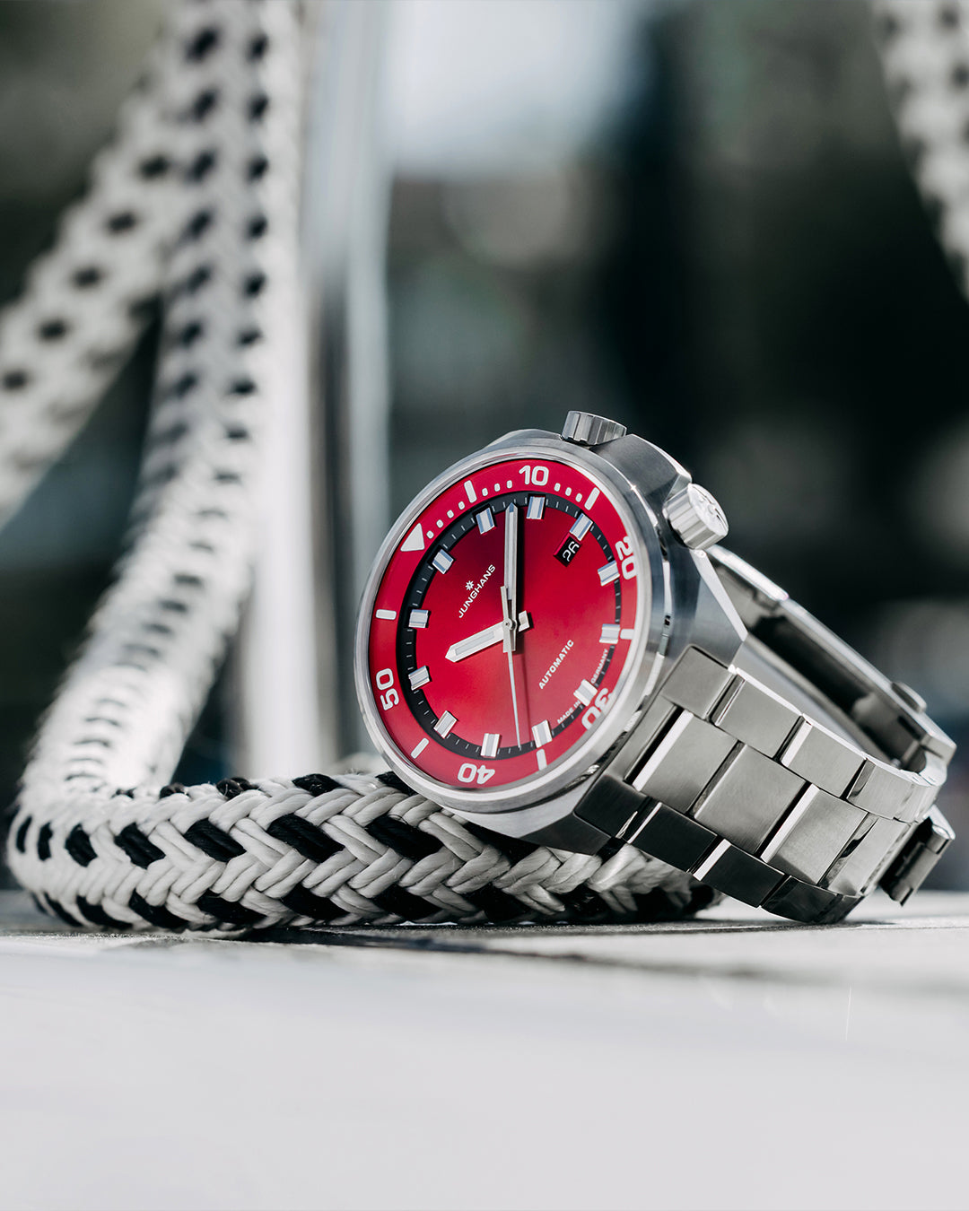 Junghans Aquaris Red 46,9mm 27/4661.44 am Handgelenk getragen