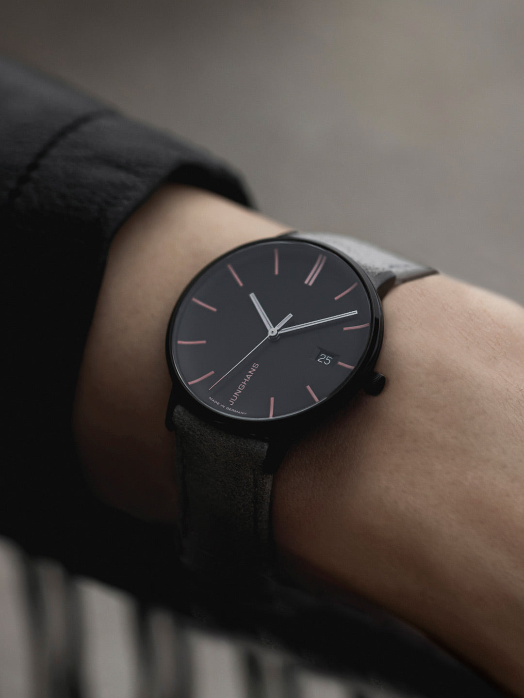 Junghans FORM Damen 34,1mm 47/4256.00 am Handgelenk