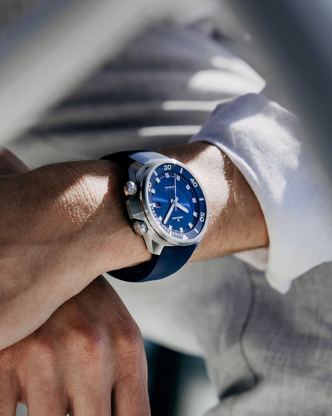 Junghans Aquaris Blue 46,9mm 27/4660.44 am Handgelenk
